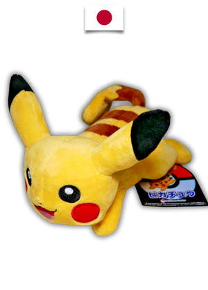 Peluche Pokémon – Pikachu Couché Pokémon Center – Japonais - Quest Corner