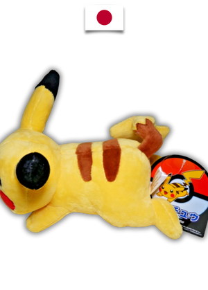 Peluche Pokémon – Pikachu Couché Pokémon Center – Japonais - Quest Corner